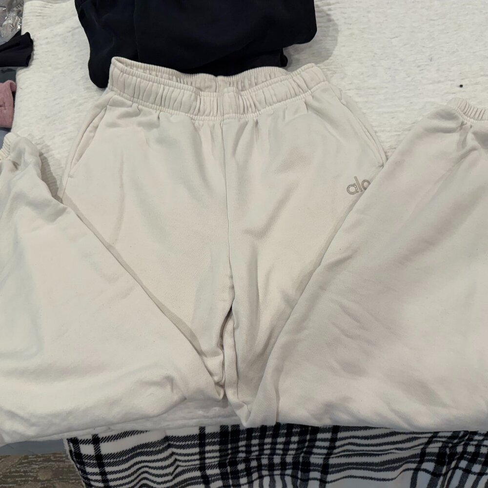Alo Yoga AccolaDe Jogger Sweatpants- Cream